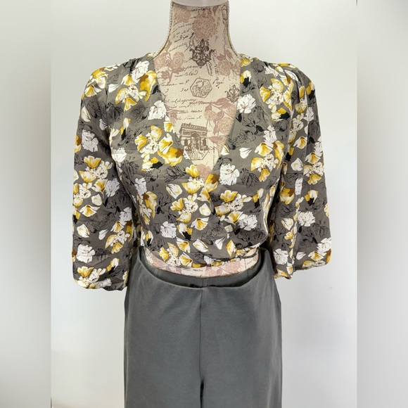 ASTR the LABEL Gray and yellow floral surplice puff sleeve crop top size XS - Picture 7 of 11